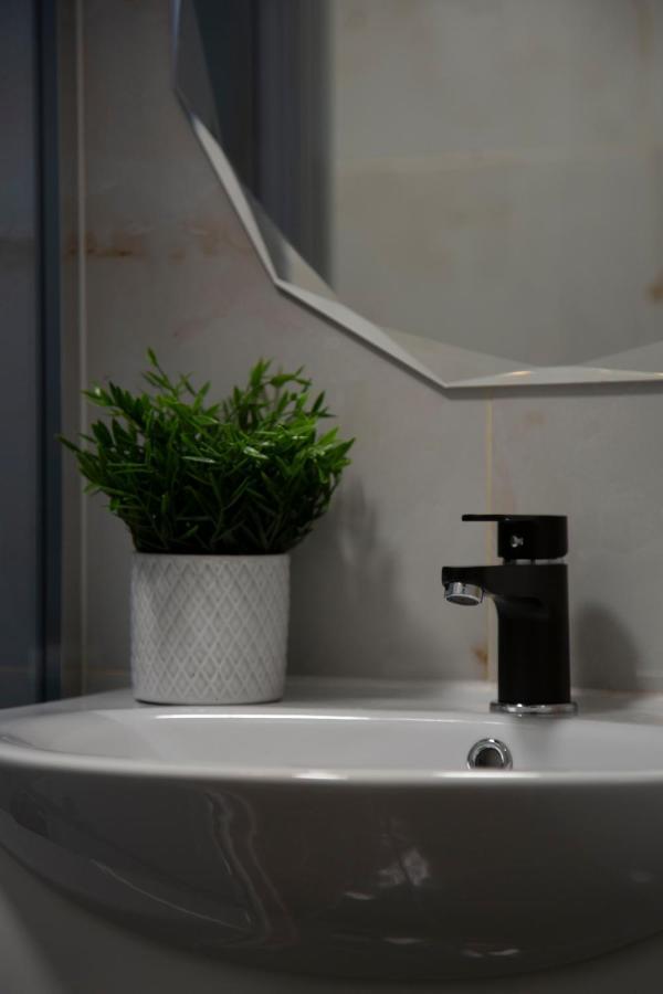 Stylish Quentin Apartment In The King Street Budapeste Exterior foto